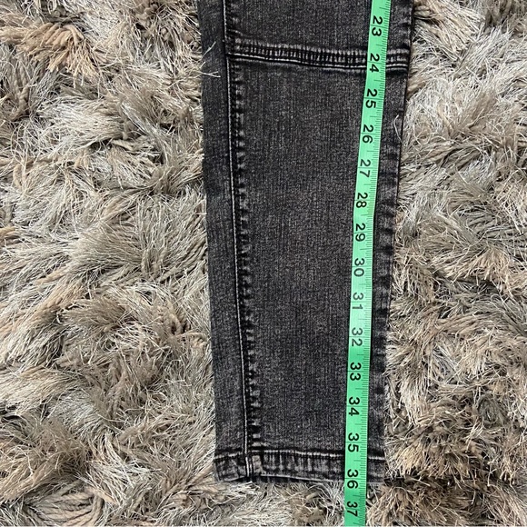 MyStyle women black denim front fly zip, pin tuck detail Jeans. Size 6. Used. - Picture 9 of 12